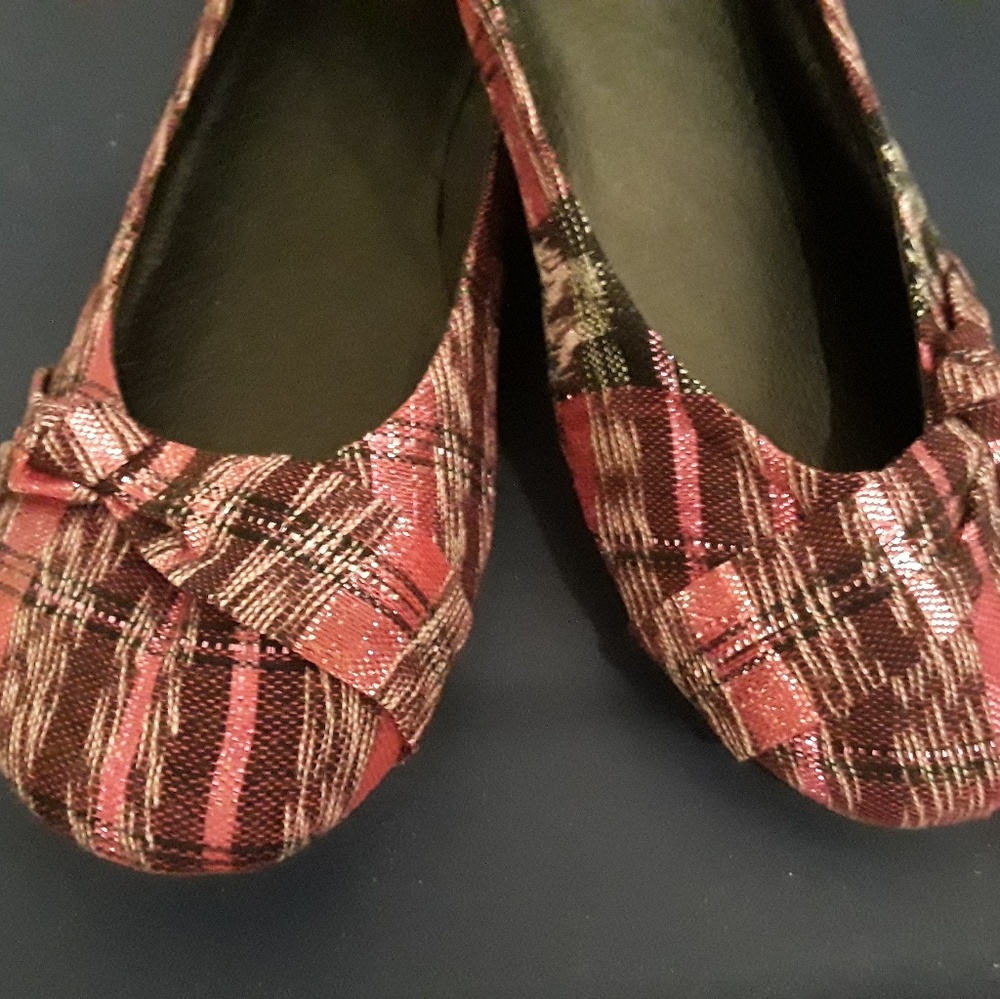 Handcrafted Flats - Picture 3 of 4